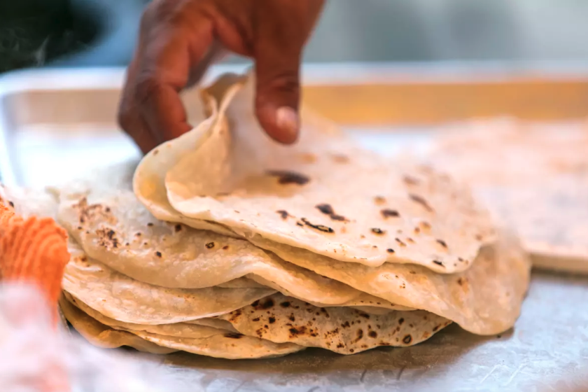 Una pila de tortillas de harina. (Silvia Razgova / Para The Times)