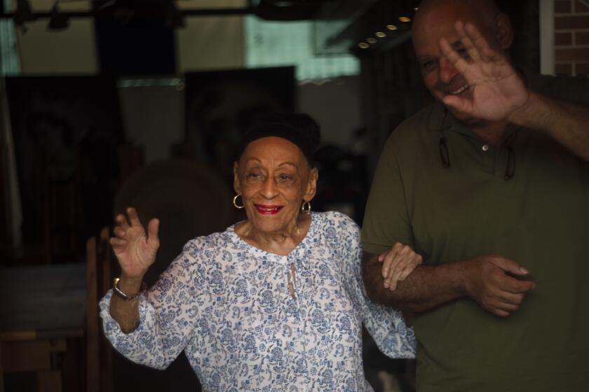 La cantante cubana Omara Portuondo, izquierda, y su hijo Ariel Jiménez Portuondo se despiden