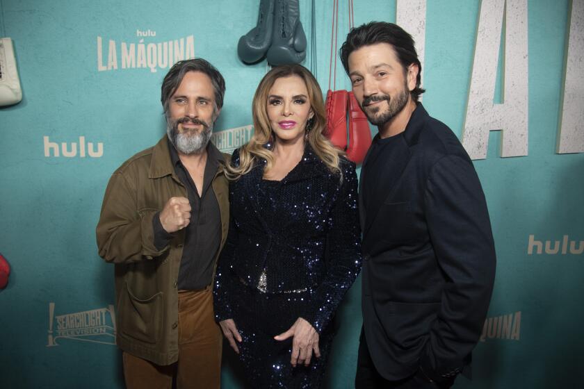 De izquierda a derecha, Gael García Bernal, Diego Luna y Lucía Méndez 