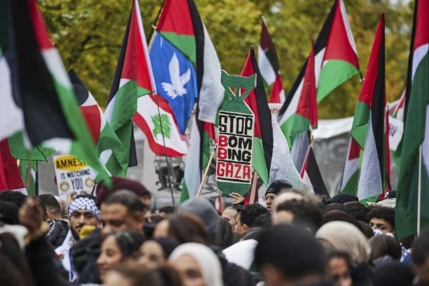 Varias personas protestan en apoyo a los palestinos